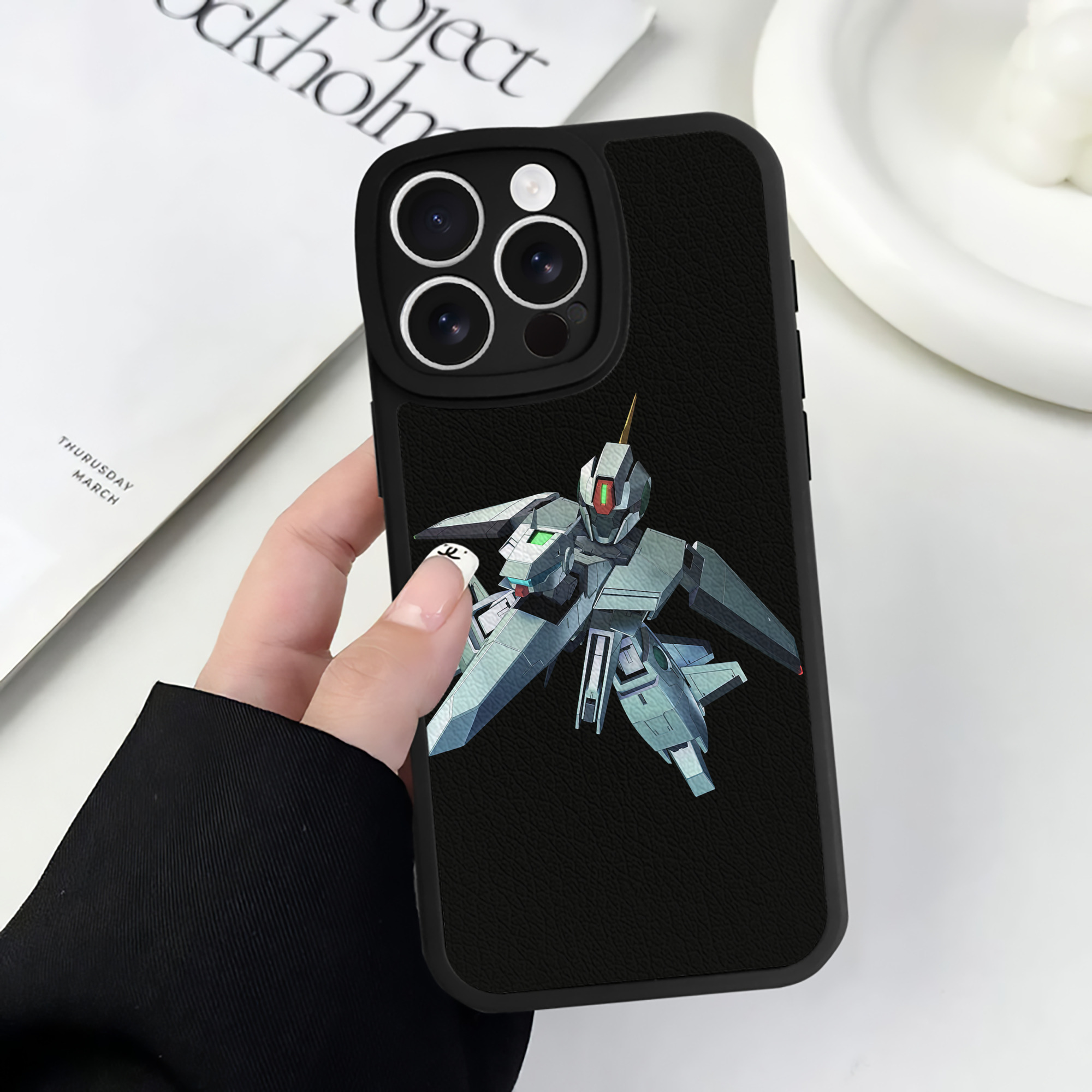 （画像用） 機動戦士ガンダム Mobile Suit Gundam 【iPhone 16シリーズ対応】シリコンスマホケース（レザー調） 材質：シリコン